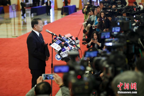 Transport Minister Yang Chuantang accepts interview at the Great Hall of People in Beijing on Wednesday. (Photo: China News Service/Du Yang) 