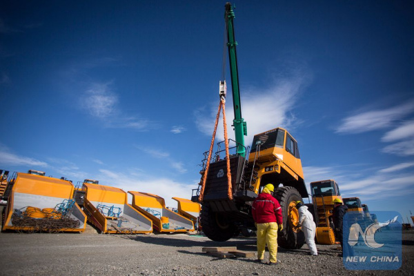 Image taken on Sept. 1, 2015, shows operators placing a wheel in a dumper machine of the Chinese brand Sanyi at "La Enriqueta" camp, pioneer for the construction of the Nestor Kirchner dam, 150km from El Calafate city, Santa Cruz province, 2777km from Buenos Aires city, capital of Argentina. (Xinhua/Martin Zabala)