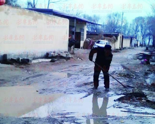 The rugged road in the village. (Photo/China Youth Daily)