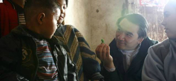 File photo of Du Cong visiting a rural family (Photo/Chi Heng's Weibo)