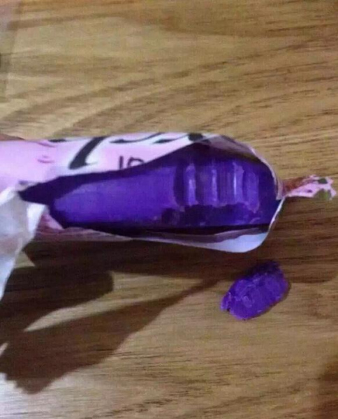 Many runners mistake soaps contained in gift boxes for food in south China city's marathon. (Photo/Weibo)