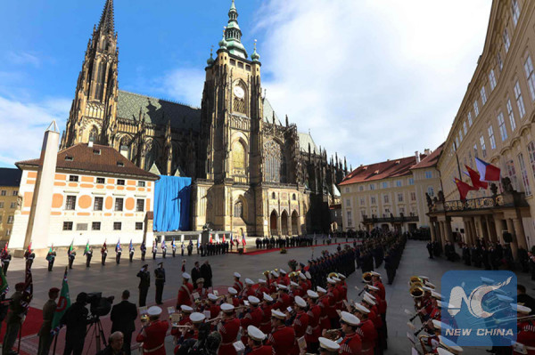 Chinese President Xi Jinping attends a welcoming ceremony held by Czech President Milos Zeman in Prague, the Czech Republic, March 29, 2016. (Xinhua/Liu Weibing)