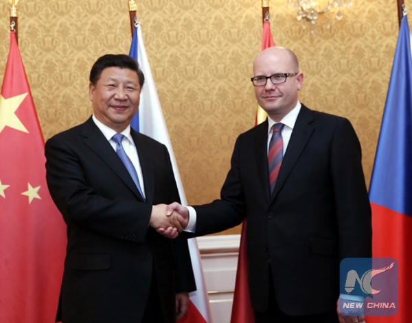 Chinese President Xi Jinping (L) meets with Czech Prime Minister Bohuslav Sobotka in Prague, the Czech Republic, on March 29, 2016. (Xinhua/Ju Peng)