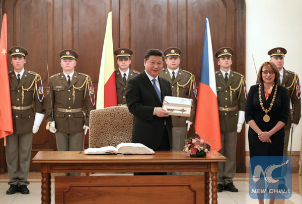Chinese President Xi Jinping (L, front) receives a key to the city while meeting with Prague Mayor Adriana Krnacova (R, front) in Prague, the Czech Republic, March 29, 2016. (Xinhua/Pang Xinglei)