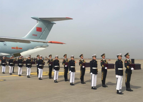 A ceremony is held to hand over the remains of 36 Chinese soldiers killed in the Korean War to China at the Incheon International Airport in Incheon, South Korea, March 31, 2016. (Photo: China News Service/Wu Xu)