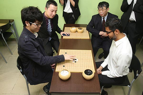 Google CEO Sundar Pichai plays with top Go player Ke Jie at a Go school in Beijing on March 31, 2016. Pichai also talked about technology with Ke and other players. (Provided to China Daily)