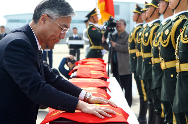 China's Ambassador to South Korea Qiu Guohong attends a memorial service at Incheon airport in South Korea. (Photo/China Daily)