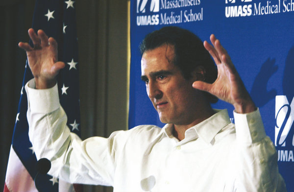 Nobel Prize recipient Craig Mello speaks at a news conference in Boston in 2006. The biologist has worked with Chinese scientists for years.(Photo provided to China Daily)