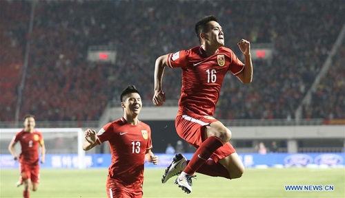 China's Huang Bowen (R) celebrates after scoring against Qatar during the Group C Round 2 match of 2018 FIFA World Cup Russia and AFC Asian Cup UAE 2019 Preliminary Joint Qualification in Xi'an, capital of northwest China's Shaanxi Province, March 29, 2016. China won the match 2-0. (Photo: Xinhua/Cao Can)