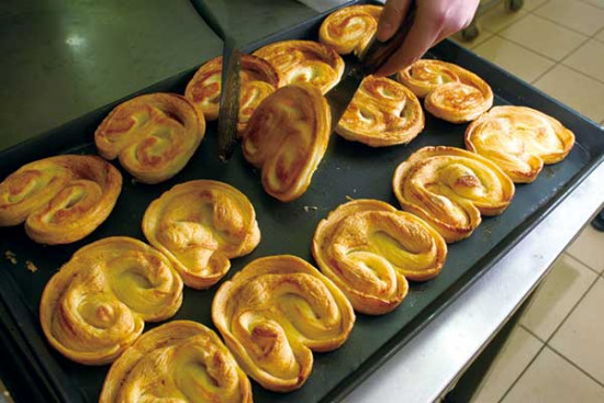 These snacks are selling like hotcakes at Deda.(Photo by Gao Erqiang/China Daily)