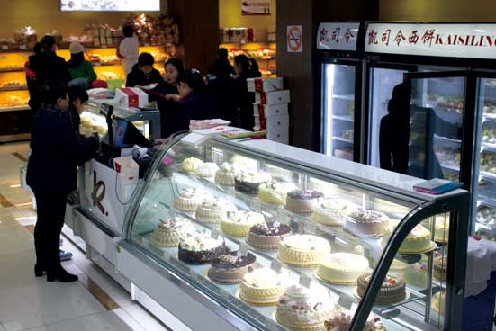 Dessert counter at Kaisiling.(Photo by Gao Erqiang/China Daily)