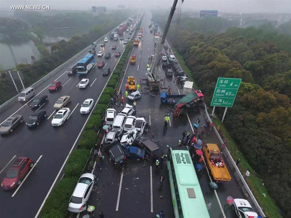 Photo taken on April 2, 2016 shows the accident site where vehicles pile up at the Changzhou section of the highway linking Shanghai and Nanjing, east China's Jiangsu Province. At least two people died and dozens injured in the accident. (Photo/Xinhua)