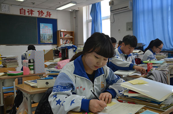 Uygur student Dilara, from Hami, the Xinjiang Uygur autonomous region, studies at Luhe High School in Beijing's Tongzhou district. CHINA DAILY