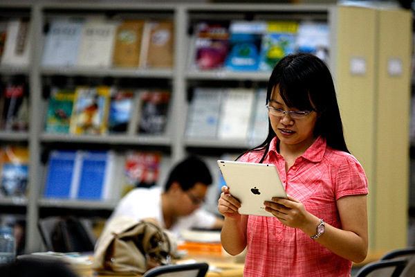 A student in Beijing uses her iPad to search for information. (Photo/China Daily)