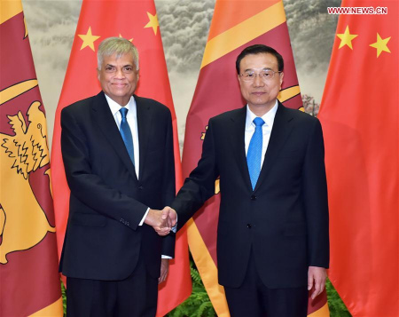 Chinese Premier Li Keqiang (R) holds talks with Sri Lankan Prime Minister Ranil Wickremesinghe in Beijing, China, April 7, 2016. (Photo: Xinhua/Li Tao)