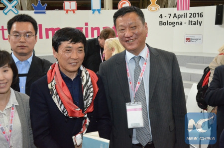 Chinese writer Cao Wenxuan (2nd R, front) poses for photos after winning the Hans Christian Andersen Prize in Bologna, Italy, on April 4, 2016.(Xinhua/Song Jian)