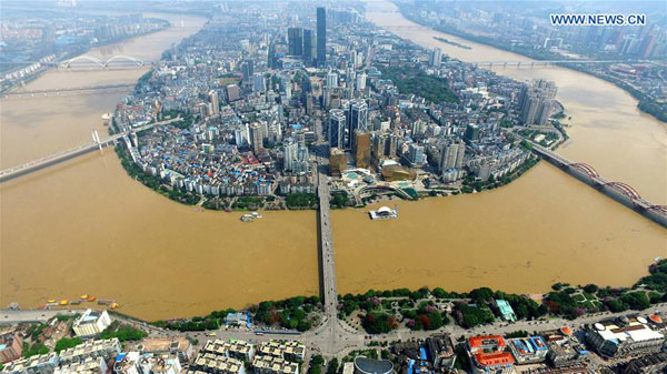 Photo taken on April 11, 2016 shows a bird's eye view of the Liujiang River in Liuzhou, South China's Guangxi Zhuang autonomous region. Continuing heavy rainfall has caused the rise of the river's water level to 79.93 meters on Monday morning, 2.57 meters lower than the warning level. (Photo/Xinhua)