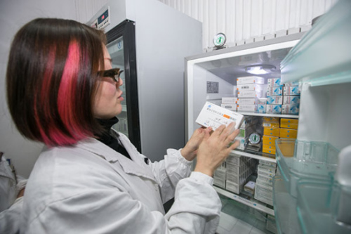 Vaccines are adequately refrigerated at a community health service center in Xiacheng district, Hangzhou, March 22. (Photo: China Daily/VCG)