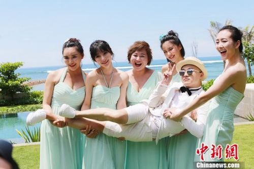 Bao Bei'er and the bridesmaids. (Photo/chinanews.com)