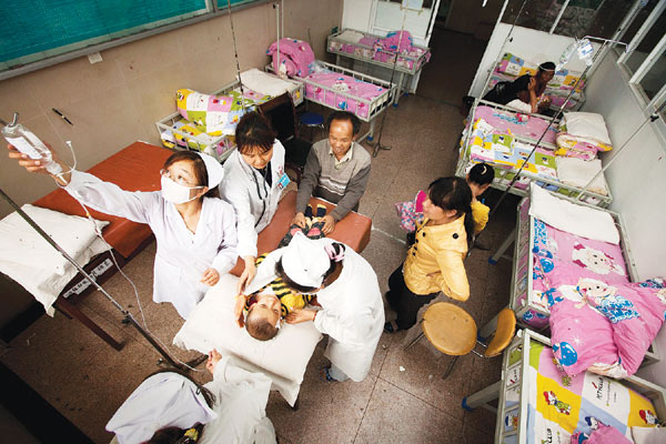 A doctor takes care of a young patient in rural China. China has a goal of providing universal healthcare coverage by 2020. (Photo/Provided to China Daily)