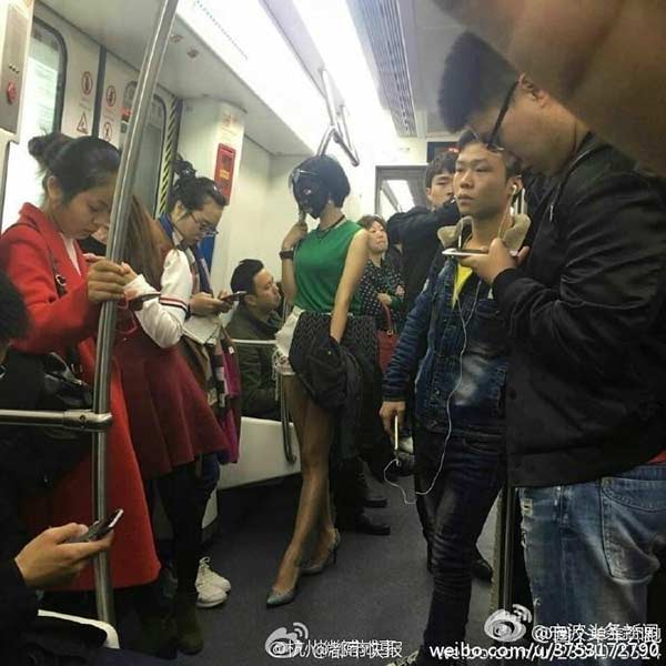 The female rides the subway. (Photo from Weibo)