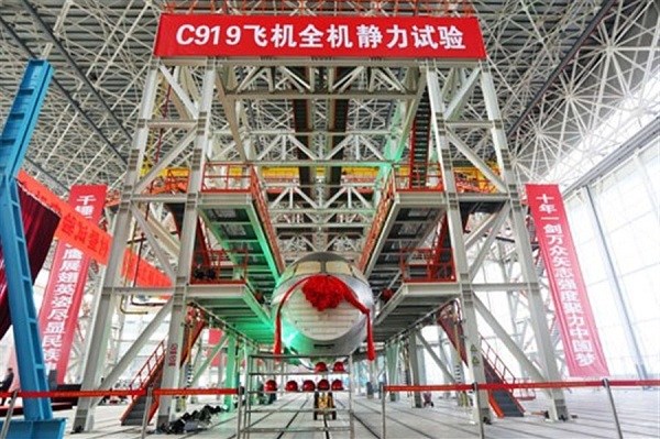 A C919 plane is ready for inspection in Shanghai yesterday. Chinas first domestically developed narrow-body aircraft began a series of ground tests in preparation for its maiden flight.(Ti Gong)