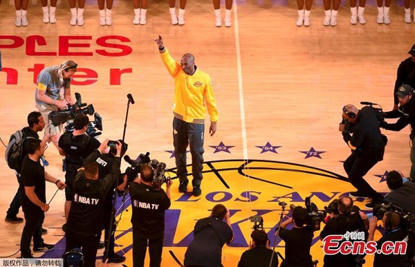 Los Angeles Lakers forward Kobe Bryant waves to the crowd during a ceremony before Bryant's last NBA basketball game, against the Utah Jazz, Wednesday, April 13, 2016, in Los Angeles.(Photo/Agencies)