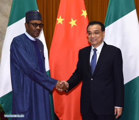 Chinese Premier Li Keqiang (R) meets with Nigerian President Muhammadu Buhari at the Great Hall of the People in Beijing, capital of China, April 13, 2016. (Xinhua/Rao Aimin)