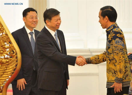 Indonesian President Joko Widodo (R) shakes hands with Song Tao (C), the head of the International Department of the Communist Party of China (CPC) Central Committee who is accompanied by Chinese Ambassador to Indonesia Xie Feng (L), at Presidential Palace in Jakarta, Indonesia, April 13, 2016. Song started his South East Asia trip on April 7. Indonesia is the last stop of his 10-day visit. (Xinhua/Zulkarnain)