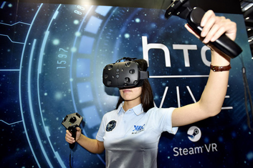 HTC VR equipment are demonstrated at an industry expo in Shenzhen, Guangdong province in 2015. (Photo/Xinhua)