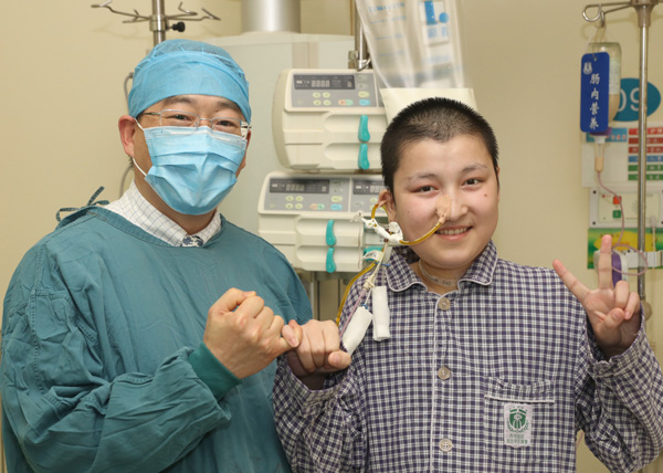 A Uygur man, Adili, and his doctor, Wu Guosheng, show their confidence before intestinal transplant surgery on April 1 at Xi'an Xijing Hospital in Shaanxi province. (Photo provided to China Daily)