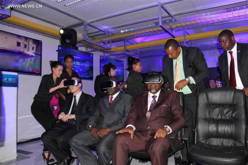 Namibian President Hage Geingob (R, front) and guests test VR devices using 4.5G in capital Windhoek, Namibia on April 14, 2016. The Chinese company Huawei Technologies in conjunction with Namibia's MTC launched Thursday the 4.5 G demo for the first time ever in Africa.(Photo：Xinhua/Wu Changwei)