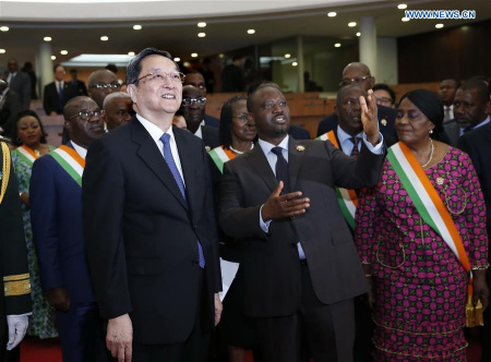Yu Zhengsheng (L front), chairman of the National Committee of the Chinese People's Political Consultative Conference, visits the plenary hall of Cote d'Ivoire's parliament after talks with Cote d'Ivoire's Parliament Speaker Guillaume Soro in Abidjan, Cote d'Ivoire, April 14, 2016. (Photo: Xinhua/Ju Peng)