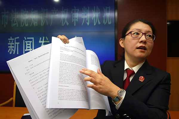 Pan Wei, IP tribunal chief judge assistant of the Beijing High People's Court, displays an example case on Wednesday in Beijing. (Photo by Zou Hong / chinadaily.com.cn)