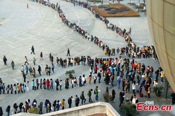 Students queue outside a school library, waiting to enter the reading room to prepare for the upcoming final exams at the Nanjing University of Finance and Economics in Nanjing, Jiangsu province on Jan 8, 2015. (Photo/China News Service)