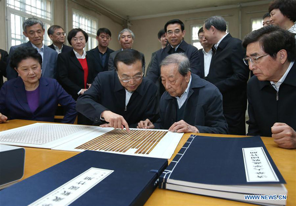 Chinese Premier Li Keqiang (2nd L front) learns about the preservation and study of Tsinghua Bamboo Slips, which were cultural relics acquired by Tsinghua University, at Tsinghua University in Beijing, capital of China, April 15, 2016. Li on Friday visited Tsinghua and Peking, two prestigious universities in Beijing, to inspect about educational reform development and the implementation of innovation-driven development strategy. (Xinhua/Pang Xinglei)