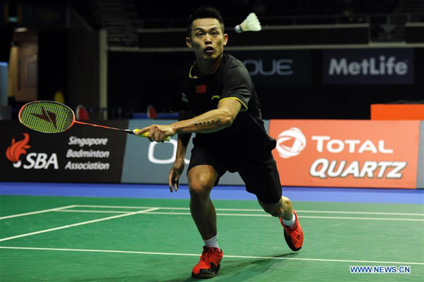 Lin Dan of China competes during the men's singles semi-final match against Sony Dwi Kuncoro of Indonesia at the OUE Singapore Open in Singapore Indoor Stadium, April 16, 2016. Lin Dan lost 1-2. (Xinhua/Then Chih Wey)