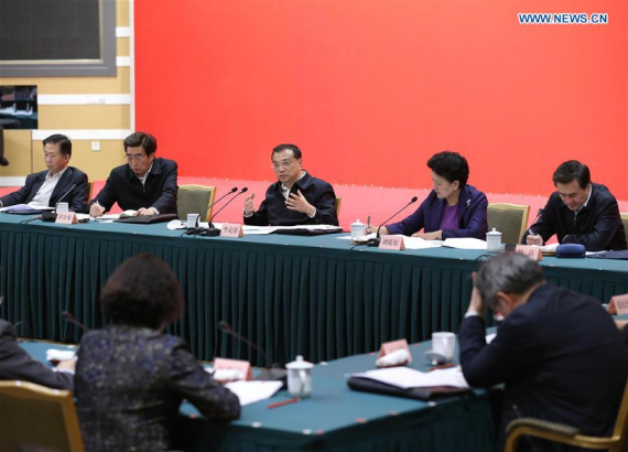 Chinese Premier Li Keqiang (back C) speaks at a symposium on innovation for higher education in Beijing, capital of China, April 15, 2016. (Photo: Xinhua/Pang Xinglei)