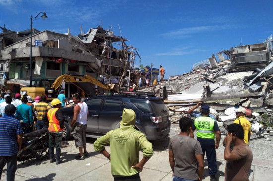 Residents stand in front of the debris of houses after an earthquake in the city of Chone, Manabi Province, Ecuador, on April 17, 2016. The strongest earthquake to jolt Ecuador in decades has killed 233 people, the country's President Rafael Correa said on Sunday, as rescuers raced to dig out survivors trapped in the rubble. (Xinhua/Jorge Penafiel/EL UNIVERSO) 