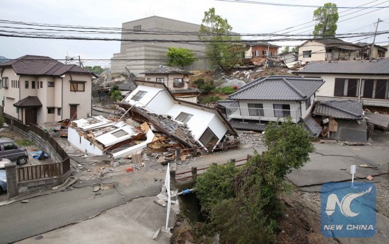 Houses are destroyed by the earthquake in Mashiki, Kumamoto prefecture in southwestern Japan, April 16, 2016. (Photo: Xinhua/Liu Tian)