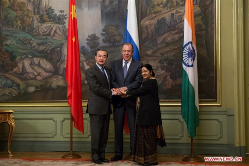 Chinese Foreign Minister Wang Yi (L), Russian Foreign Minister Sergey Lavrov (C) and Indian External Affairs Minister Sushma Swaraj attend the 14th Meeting of the Foreign Ministers of China, Russia and India, in Moscow, capital of Russia, on April 18, 2016. (Photo: Xinhua/Bai Xueqi)