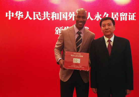 Former NBA star Stephon Marbury (L) poses with Zhang Jiandong, deputy Mayor of Beijing, during a ceremony in Beijing, capital of China, April 18, 2016. (Photo/Xinhua)