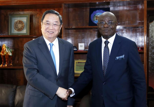 Yu Zhengsheng(L),chairman of the National Committee of the Chinese People's Political Consultative Conference (CPPCC),holds talks with Ghanaian Parliament Speaker Edward Korbly Doe Adjaho, Accra, Ghana, April 18, 2016.(Photo: Xinhua/Ju Peng)