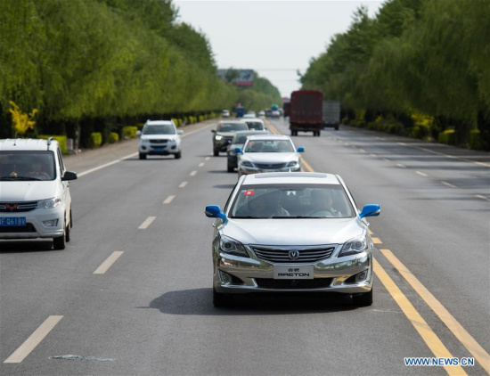 Chang'an Automobile's driverless cars run on No. 107 National Highway, April 16, 2016. Two driverless cars produced by Chang'an Automobile in China started a 2,000-km test drive from Chongqing to China's capital Beijing on April 12 and arrived in Beijing on Saturday. (Photo: Xinhua/Liu Chan)