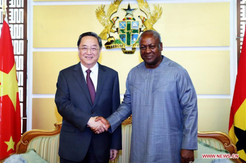  Yu Zhengsheng (L), chairman of the National Committee of the Chinese People's Political Consultative Conference, meets with Ghanaian President John Dramani Mahama, in Accra, Ghana, April 18, 2016. (Xinhua/Ju Peng)