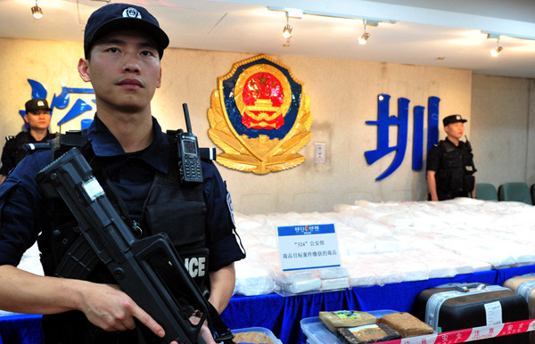 Police guard confiscated cocaine weighing 400.5 kilograms seized in a major crackdown on an international drugtrafficking chain controlled by Hong Kong residents. (Photo provided To China Daily)