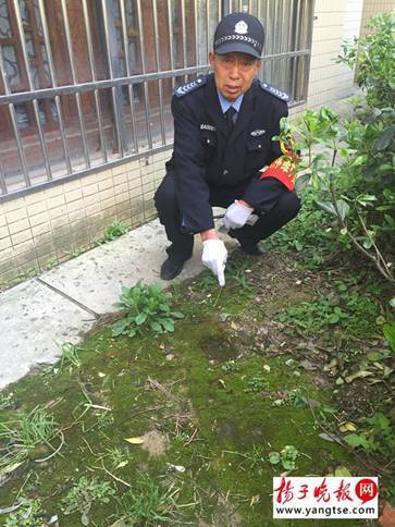 The community safe guard who saved the boy shows the mark he left after falling down onto face from the 15th story on April 11 in Changzhou, Jiangsu Province. (Photo/Yangtse Evening News)