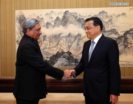 Chinese Premier Li Keqiang (R) meets with Indian Defense Minister Manohar Parrikar in Beijing, capital of China, April 19, 2016. (Xinhua/Liu Weibing)