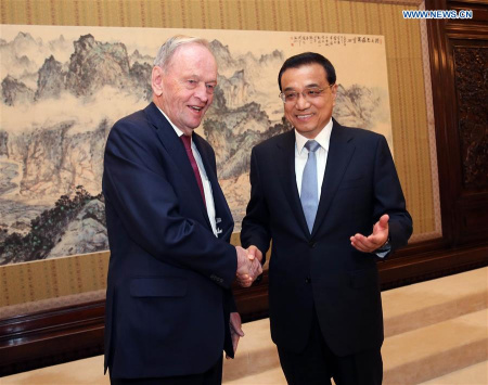 Chinese Premier Li Keqiang (R) meets with former Canadian Prime Minister Jean Chretien in Beijing, capital of China, April 19, 2016. (Photo: Xinhua/Liu Weibing)