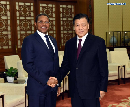 Liu Yunshan (R), a member of the Standing Committee of the Political Bureau of the Communist Party of China (CPC) Central Committee, meets with former Tanzanian President Jakaya Kikwete, also chairman of Tanzania's ruling party-Chama Cha Mapinduzi (CCM), in Beijing, capital of China, April 19, 2016. (Photo: Xinhua/Rao Aimin)
